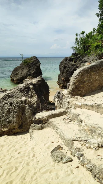 巴厘岛巴东巴东海滩海滩上的石头 — 图库照片