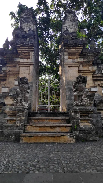 門跡寺院 pura バリ ウルワツ寺院があります。 — ストック写真