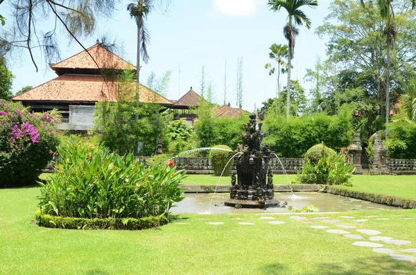 Fontein in de buurt van de hoofdingang naar Pura Taman Ayun Bali — Stockfoto