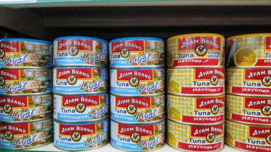 Ayam markaya göre ton balığı için alışveriş merkezinde satmak.