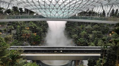 Singa 'da Jewal Changi Havaalanı içinde bulunan Rain Vortex