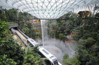 Singa 'da Jewal Changi Havaalanı içinde bulunan Rain Vortex