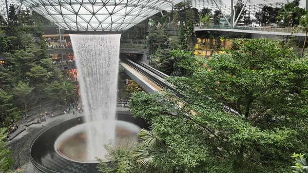 Der Regenwirbel im Inneren des juwal changi airport in singa — Stockfoto