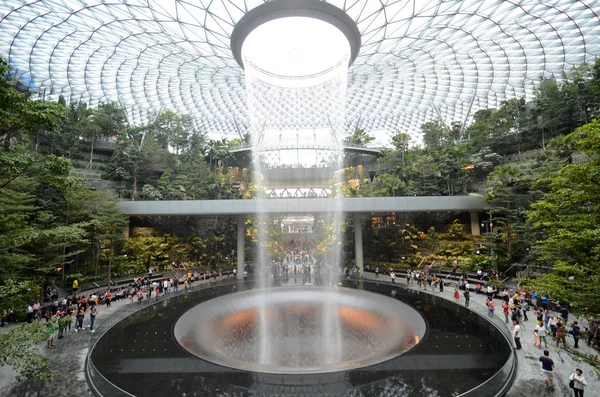 Singa 'da Jewal Changi Havaalanı içinde bulunan Rain Vortex