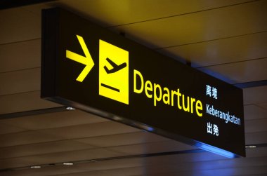 Changi Havaalanı döneminde yoğun gezginlerin kalkış işareti asılı