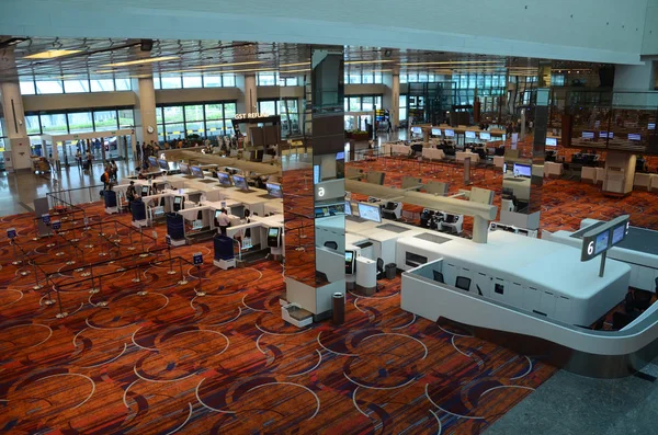 Singapur Changi Havaalanı Terminal 1 ' deki sayaçları kontrol edin — Stok fotoğraf