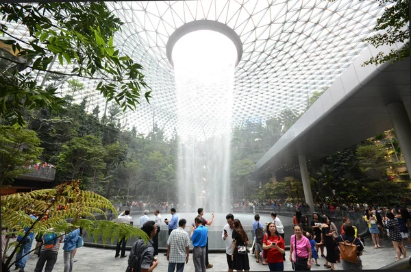 Le vortex de pluie à l'intérieur de l'aéroport Jewal Changi à Singapour — Photo