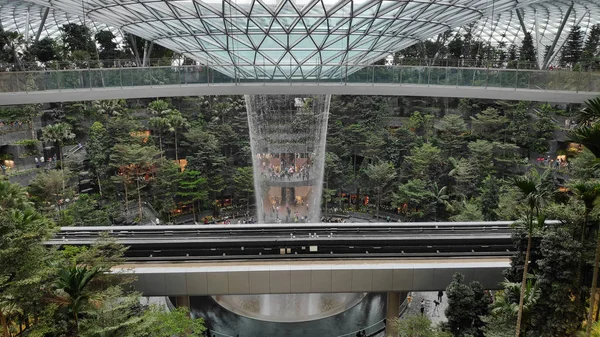 O Vórtice da Chuva dentro do Aeroporto Jewal Changi em Cingapura — Fotografia de Stock