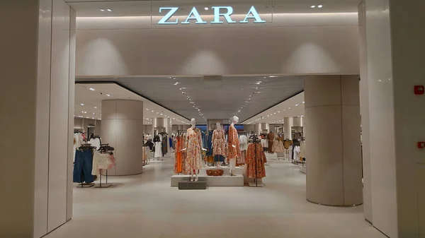 位于 Jewal 樟宜机场内的 Zara 商店入口 — 图库照片