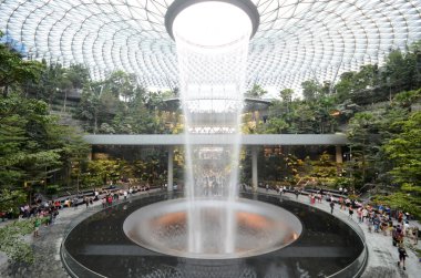 Singa 'da Jewal Changi Havaalanı içinde bulunan Rain Vortex