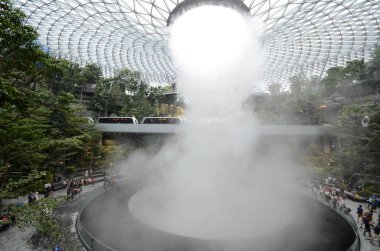 Singapur Jewal Changi Havaalanı içinde Rain Vortex