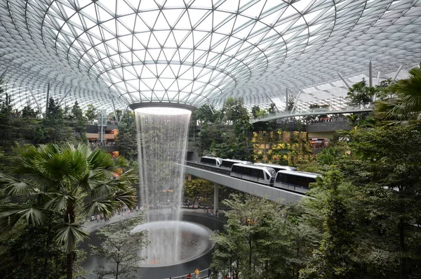 Der Regenwirbel im Inneren des juwal changi airport in singapore — Stockfoto