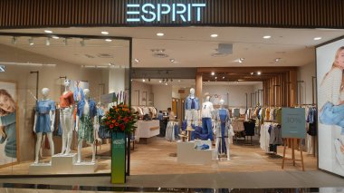 Esprit dükkanı Singapur Jewal Changi Havaalanı içinde bulunan