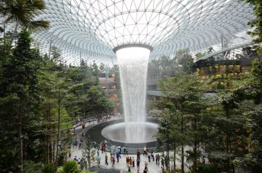 Singa 'da Jewal Changi Havaalanı içinde bulunan Rain Vortex