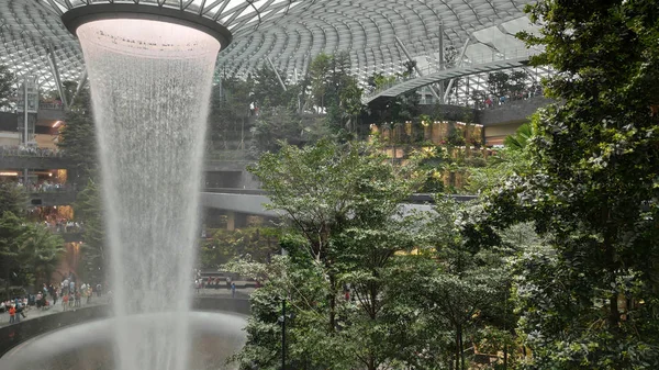 Dešťový vír uvnitř letiště Jewal Changi v Singapuru — Stock fotografie