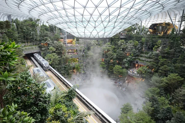 O Vórtice da Chuva localizado dentro do Aeroporto Jewal Changi em Singa — Fotografia de Stock