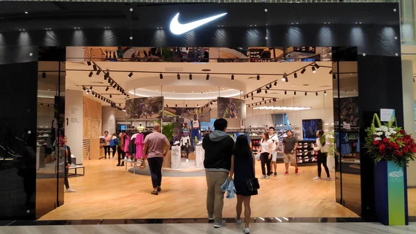 Nike Shop ubicado dentro del aeropuerto Jewal Changi en Singapur — Foto de Stock