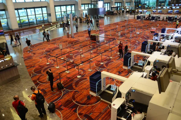 Check-in nei banchi del Terminal 1 dell'Aeroporto Changi di Singapore — Foto Stock