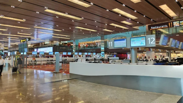 Interior de la Terminal 1 en Changi Aeropuerto Singapur — Foto de Stock