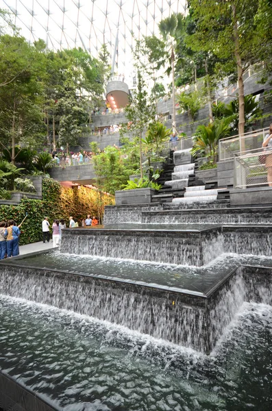 Innenraum des juwal changi flughafens in singapore — Stockfoto