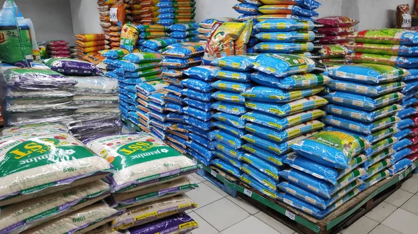 Varias marcas de arroz vendidas en Johor Bahru, Malasia — Foto de Stock