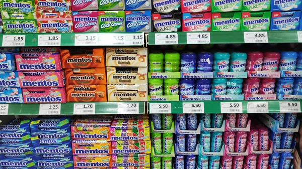 Varios dulces de Mentos vendidos en la tienda en Johor Bahru, Malasia —  Fotos de Stock