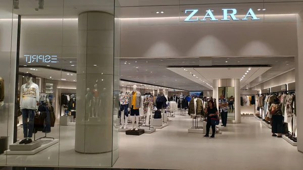 位于犹太樟宜机场内的 Zara 商店入口 — 图库照片