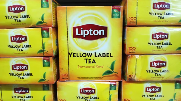 Пакети чаю Ліптон продаються в магазині в Джохор-бару, Малайзія — стокове фото