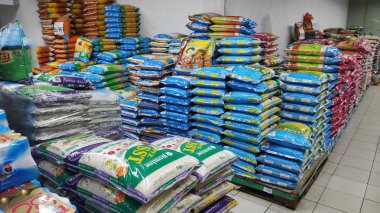 Johor Bahru, Malezya'da mağazada satılan pirinç markalarının çeşitli