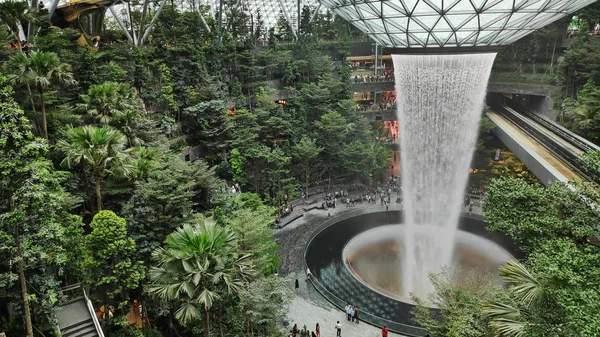 O Vórtice da Chuva dentro do Aeroporto Jewal Changi em Cingapura — Fotografia de Stock