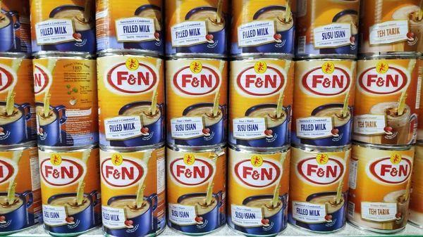 F & N creme completo de leite condensado adoçado vendido na loja em Johor B — Fotografia de Stock
