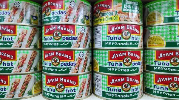 Ayam Brand lata de atum vendido na loja em Johor Bahru, Malásia . — Fotografia de Stock