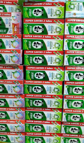 Зубная паста Darlie продается в магазине в Johor Bahru, Малайзия — стоковое фото