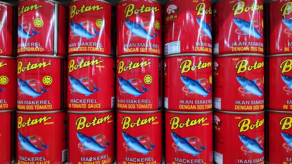 Botan Sardinha em molho de tomate vendido na loja em Johor Bahru, Mala — Fotografia de Stock