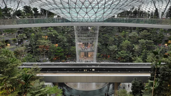 シンガポールの Jewal チャンギ空港内の雨の渦 — ストック写真