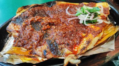 Bir tabakta barbekü vatoz