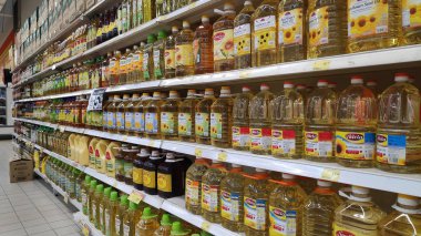 Bir pazarda pişirme yağları şişeleri ile Bakkal rafları i