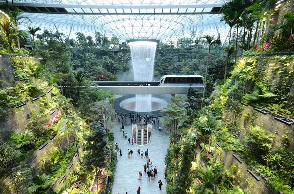 The Rain Vortex located inside the Jewal Changi Airport in Singa — Stock Photo, Image