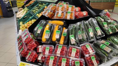 Bir pazarda satmak taze çeşitli sebzeler