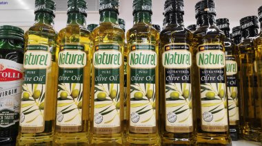 Johor, Mal süper pazarda satılan zeytinyağları çeşitli şişeler