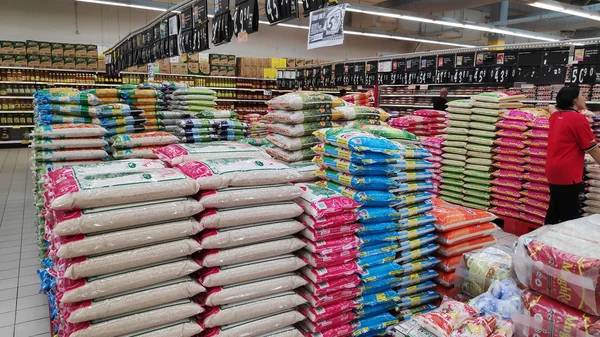 Várias marcas de arroz vendidas na loja em Johor Bahru, Malásia — Fotografia de Stock