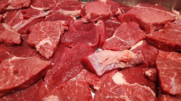 Viande bovine crue à vendre sur le marché — Photo