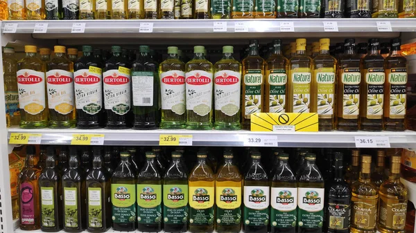 Різні пляшки оливкової олії продаються на супер ринок в Джохор, Mal — стокове фото