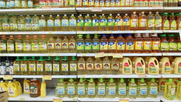 Grocery store shelves with bottles of cooking oils in a market i — Stock Photo, Image