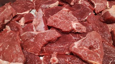Pazarda satmak için çiğ sığır eti