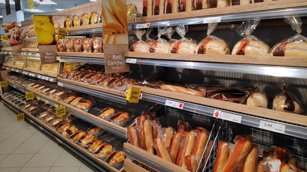 슈퍼 마켓에서 판매되는 다양한 페이스트리와 빵 — 스톡 사진