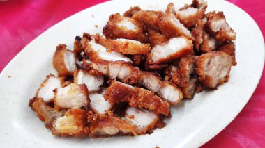 Kıtır kıtır domuz eti mi yoksa kızarmış domuz eti mi?