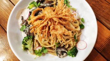 Mantarlı spagetti makarna  