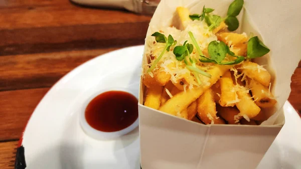 Batatas fritas de trufa com um lado em molho de tomate — Fotografia de Stock