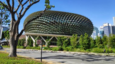 Singapur mavi gökyüzü ile koy üzerinde Esplanade tiyatrolar